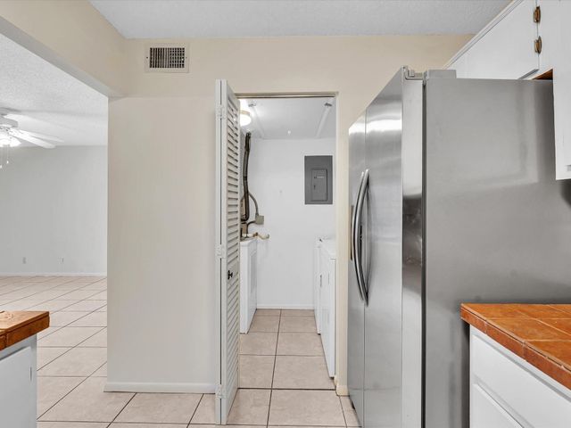 305 Knotty Pine Circle A2, Greenacres, FL 33463