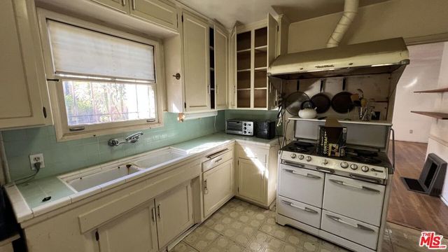 7725 Nestle Avenue, Reseda, CA 91335