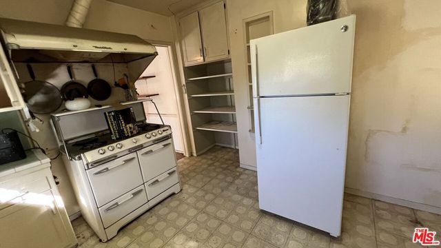 7725 Nestle Avenue, Reseda, CA 91335