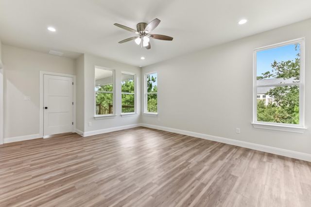 130 Mokalau DR, Bastrop, TX 78602