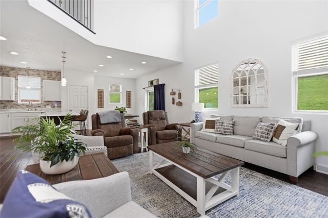 2547 Forest Brook Dr, Upper St Clair, PA 15241