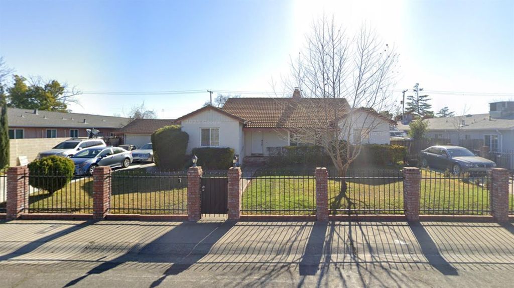 2076 20th Ave, Sacramento, CA 95822
