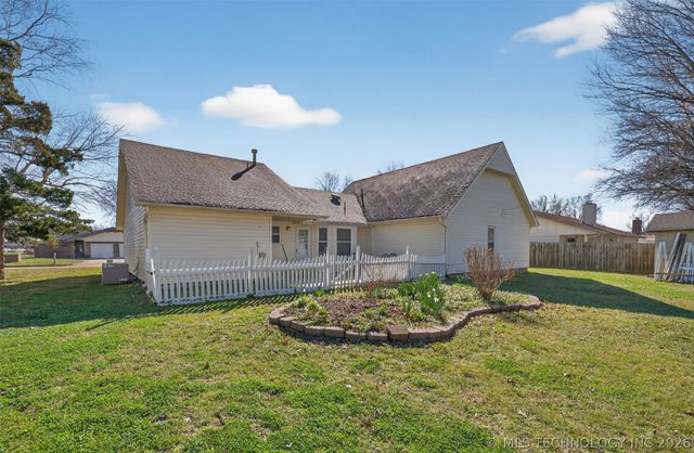 1408 S Veyda Street, Pryor, OK 74361