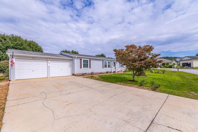 445 Riverwind Drive, Hendersonville, NC 28739