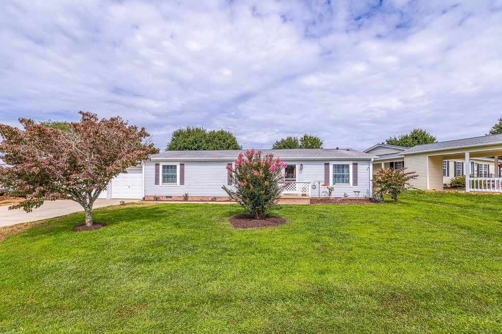 445 Riverwind Drive, Hendersonville, NC 28739