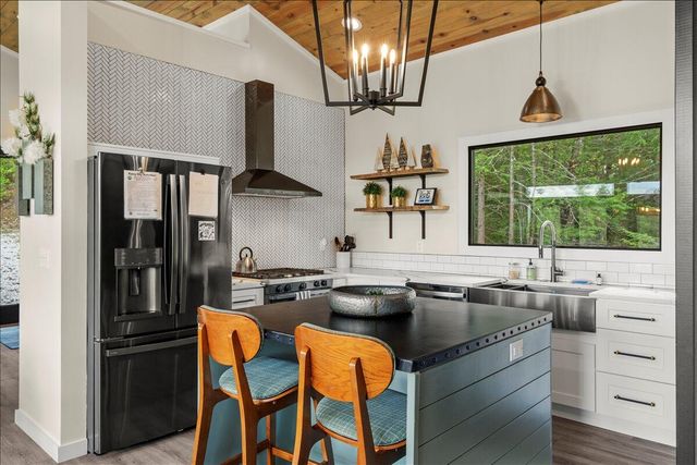 772 Chestnut Log Branch Road, Campton, KY 41301