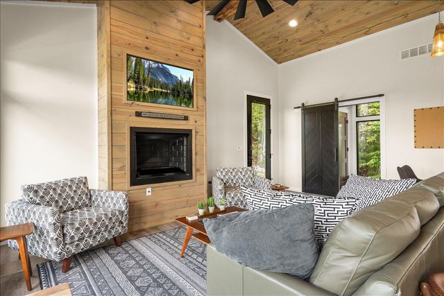 772 Chestnut Log Branch Road, Campton, KY 41301