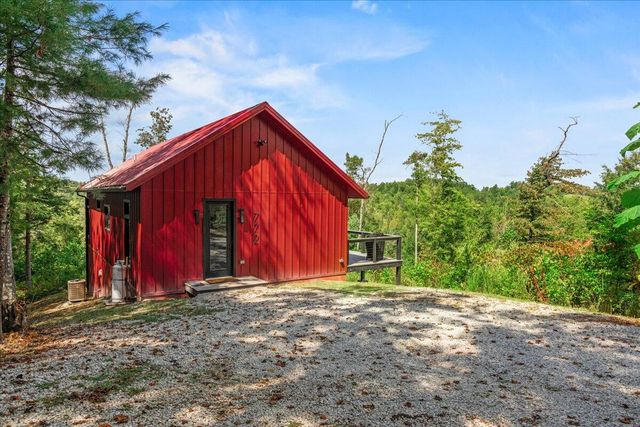 772 Chestnut Log Branch Road, Campton, KY 41301