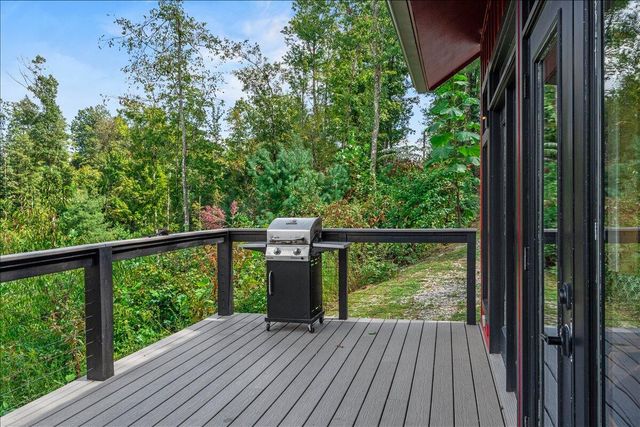 772 Chestnut Log Branch Road, Campton, KY 41301