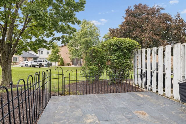 8320 Highpoint Circle A, Darien, IL 60561