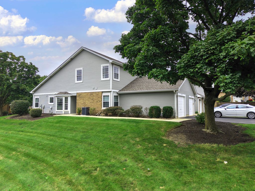 8320 Highpoint Circle A, Darien, IL 60561