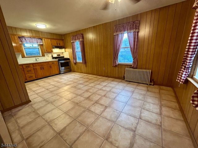 15 Willow St, Garfield City, NJ 07026