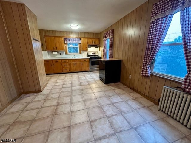15 Willow St, Garfield City, NJ 07026