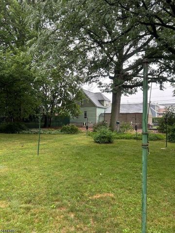 15 Willow St, Garfield City, NJ 07026