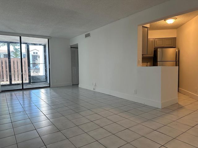 215 Lake Pointe Dr 113, Oakland Park, FL 33309