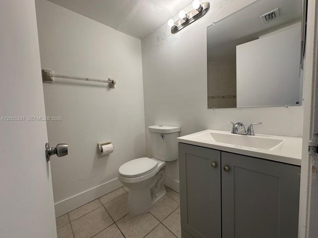 215 Lake Pointe Dr 113, Oakland Park, FL 33309