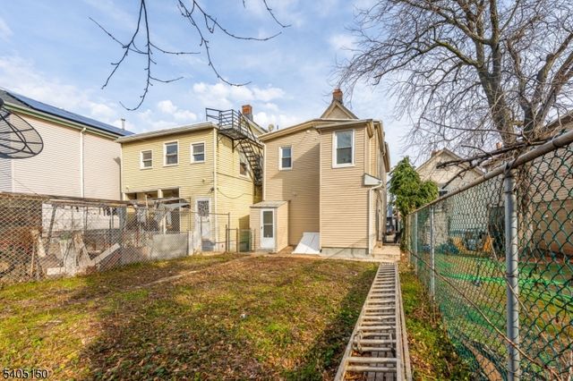 322 Court St, Elizabeth City, NJ 07206