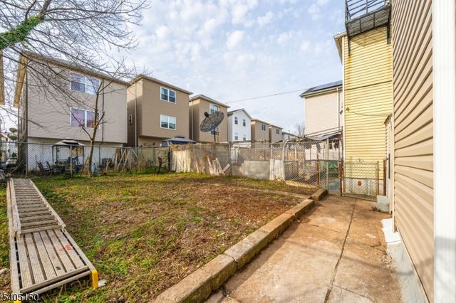 322 Court St, Elizabeth City, NJ 07206