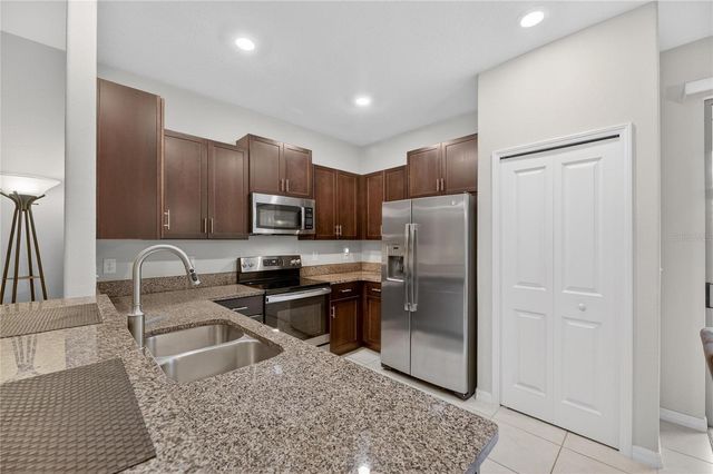 9652 PEMBROOKE PINES DRIVE, Sun City Center, FL 33573