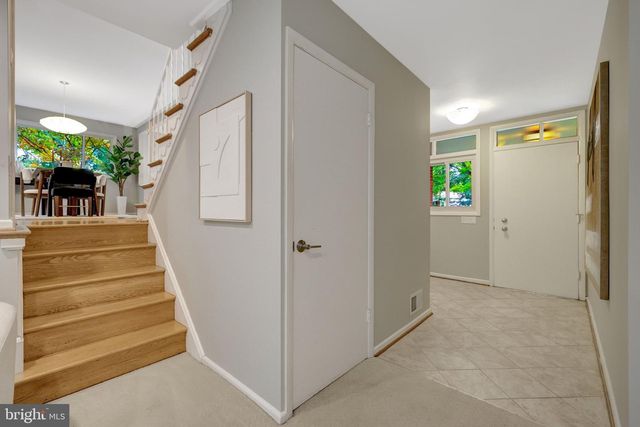 9115 SANTAYANA DR, Fairfax, VA 22031