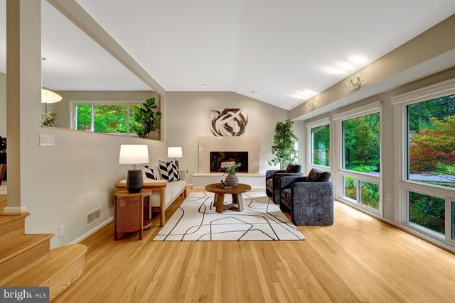9115 SANTAYANA DR, Fairfax, VA 22031