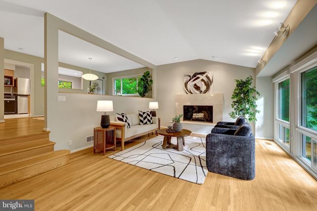 9115 SANTAYANA DR, Fairfax, VA 22031