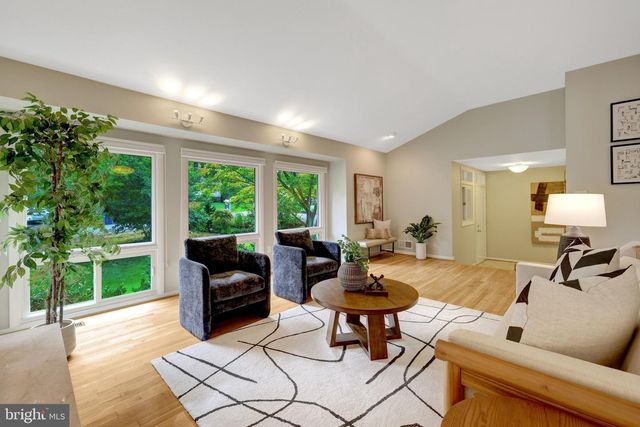 9115 SANTAYANA DR, Fairfax, VA 22031