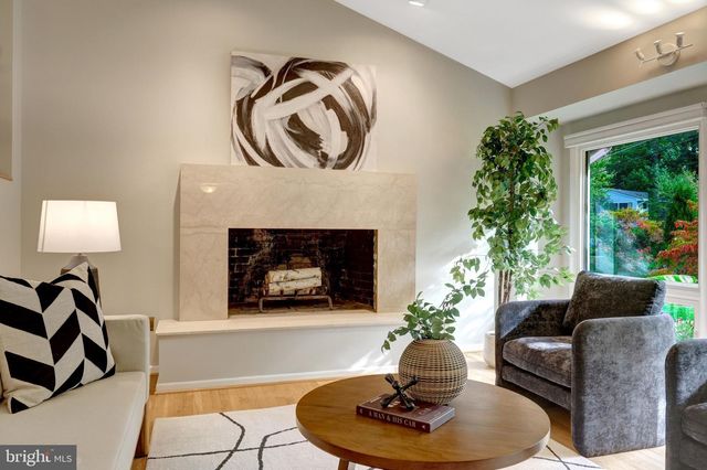 9115 SANTAYANA DR, Fairfax, VA 22031