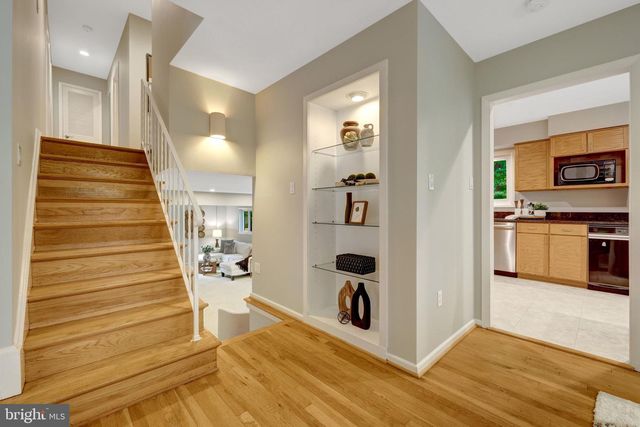 9115 SANTAYANA DR, Fairfax, VA 22031