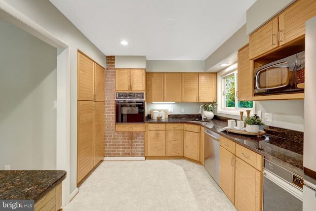 9115 SANTAYANA DR, Fairfax, VA 22031
