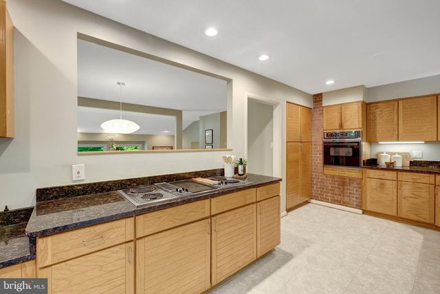 9115 SANTAYANA DR, Fairfax, VA 22031