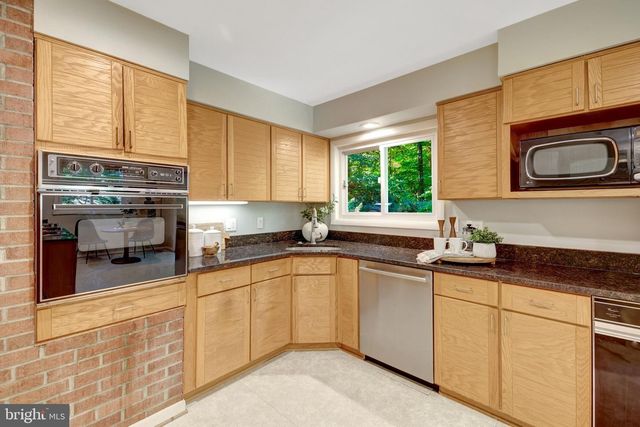9115 SANTAYANA DR, Fairfax, VA 22031