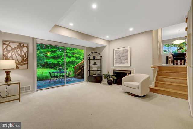 9115 SANTAYANA DR, Fairfax, VA 22031