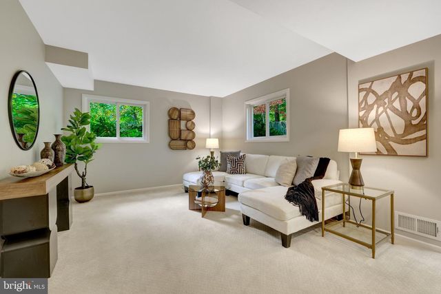 9115 SANTAYANA DR, Fairfax, VA 22031