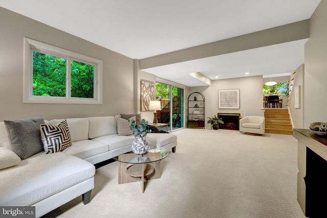9115 SANTAYANA DR, Fairfax, VA 22031