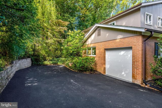 9115 SANTAYANA DR, Fairfax, VA 22031