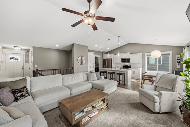 904 NW Seasons Drive, Ankeny, IA 50023
