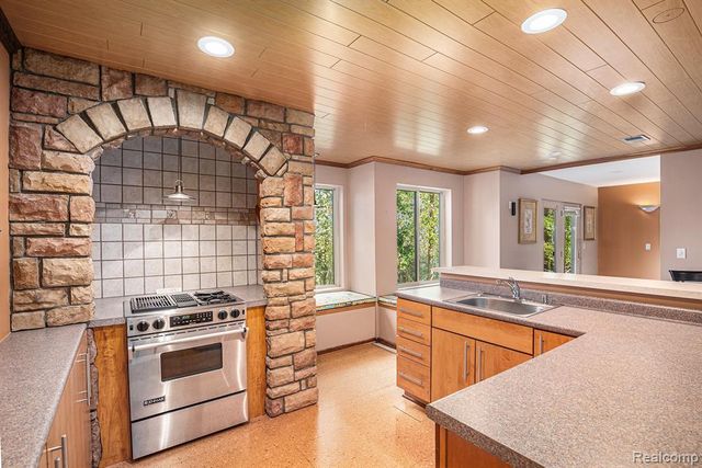 2165 Dublin Court, Update, MI 48462