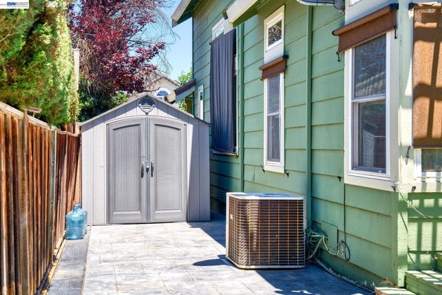 1059 Bellflower St, Livermore, CA 94551