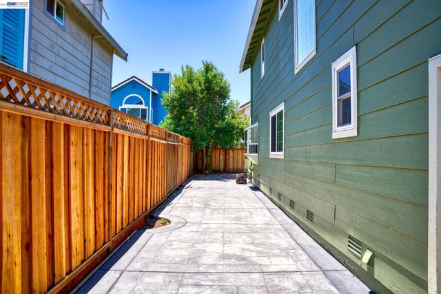 1059 Bellflower St, Livermore, CA 94551