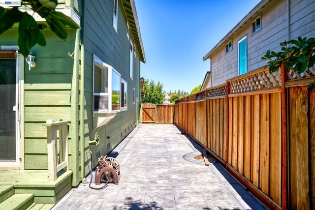 1059 Bellflower St, Livermore, CA 94551