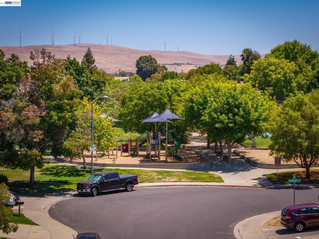 1059 Bellflower St, Livermore, CA 94551