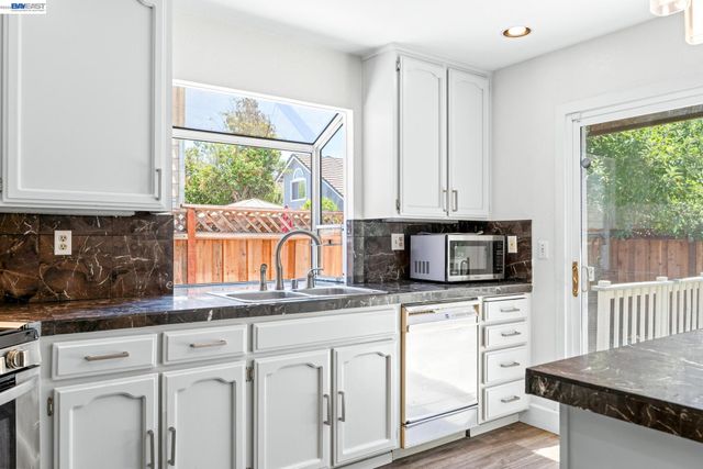1059 Bellflower St, Livermore, CA 94551