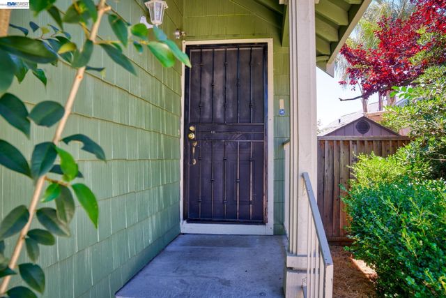1059 Bellflower St, Livermore, CA 94551