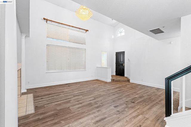 1059 Bellflower St, Livermore, CA 94551