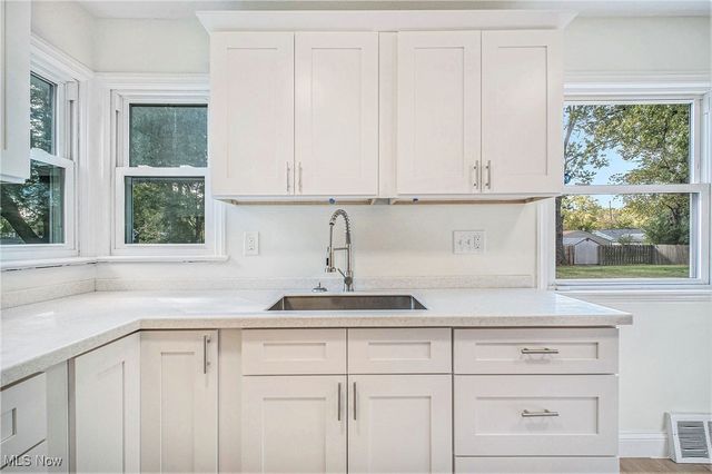 52 Avalon Drive, Bedford, OH 44146