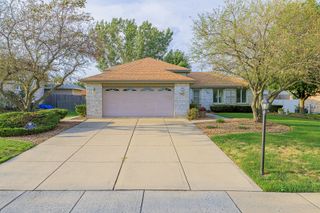 7502 W Lakeside Drive, Frankfort, IL 60423
