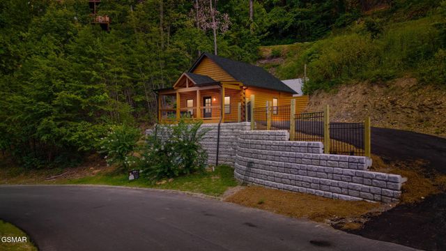 1026 Black Bear Cub Way, Sevierville, TN 37862