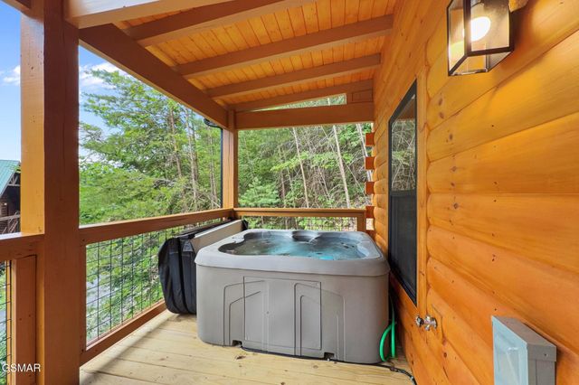1026 Black Bear Cub Way, Sevierville, TN 37862