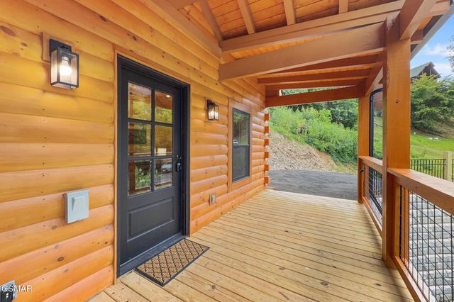 1026 Black Bear Cub Way, Sevierville, TN 37862